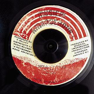 Ringo - Model With Me  /  Roots Radics - Version